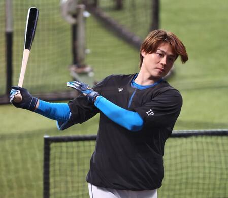 　交流戦に向けて打撃練習をする山崎（撮影・中島達哉）