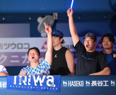 　試合後に行われたｍｉｗａのミニライブで盛り上がる牧（左）と山本（撮影・伊藤笙子）