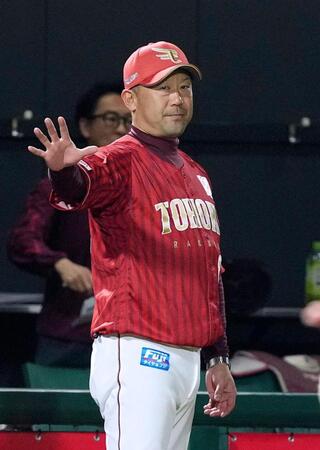 　７回、選手交代を告げる三木監督