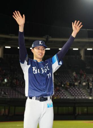 　ヒーローインタビューを終え、声援に応える菅井。５回無失点で４勝目を挙げた