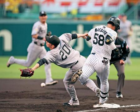 　１回、遊撃手・泉口からの送球がそれて捕球できず追加点を奪われる戸郷（２０）。右は一塁へ駆け込む打者・前川（撮影・立川洋一郎）