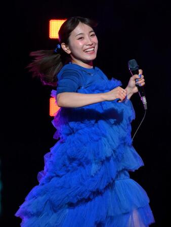 　試合後のミニライブでスタンドを盛り上げたｍｉｗａ（撮影・伊藤笙子）