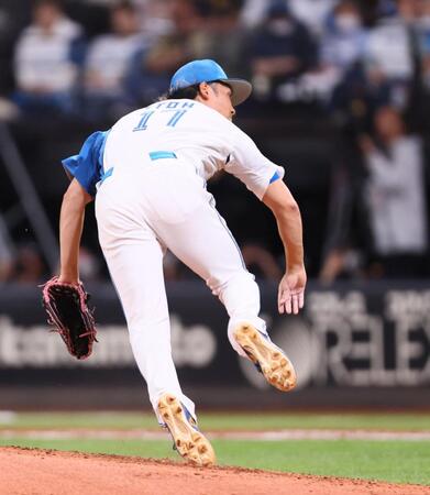 　５回、打者・牧原大の投球時にバランスを崩す伊藤（撮影・中島達哉）