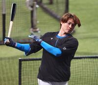 　交流戦に向けて打撃練習をする山崎（撮影・中島達哉）