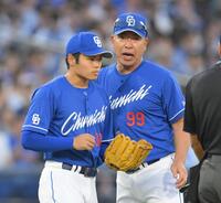 　２回、緊急登板となった根尾（左）に声を掛ける井上監督（撮影・伊藤笙子）