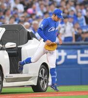 　２回、緊急登板となり、リリーフカーを降りる根尾（撮影・伊藤笙子）