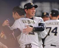 　９回、サヨナラ本塁打を放った若月（左）を抱きしめる岸田監督（撮影・西田忠信）