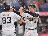 　９回、サヨナラ本塁打を放ち祝福される若月（右）＝撮影・西田忠信