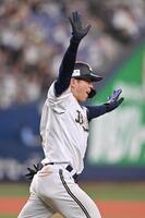 　９回、サヨナラ本塁打を放ちバンザイする若月（撮影・西田忠信）