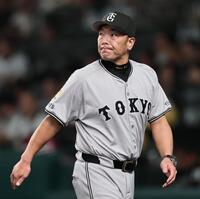 　５回、投手交代を告げベンチへ戻る阿部監督（撮影・田中太一）