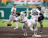 　１回、遊撃手・泉口からの送球がそれて捕球できず追加点を奪われる戸郷（２０）。右は一塁へ駆け込む打者・前川（撮影・立川洋一郎）