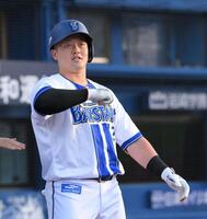 　１回、左越えソロを放ち、デスターシャポーズを決める牧（撮影・伊藤笙子）