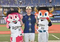 　笑顔でポーズを決める若月（撮影・西田忠信）