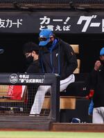 　８回、代走・矢沢がけん制タッチアウトになり、うつむく新庄監督（中央）＝撮影・中島達哉