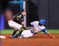 　７回、二塁盗塁アウトになる一走・五十幡（野手・牧原大）＝撮影・中島達哉