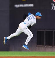 　９回、海野の打球を処理し、本塁へ悪送球する万波（撮影・中島達哉）