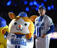 　２ケタ得点で大勝し、試合後青に染まったスタンドを見つめる三浦監督（撮影・伊藤笙子）