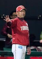 　７回、選手交代を告げる三木監督