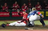 　８回、辰己の一ゴロで三走中島が本塁を突くがタッチアウト。捕手炭谷