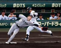 　１回、戸郷は泉口の送球を捕球できず失点を許す（打者走者・前川）＝撮影・山口登