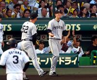 　１回、戸郷は泉口の送球を捕球できず失点を許し顔をしかめる（撮影・山口登）