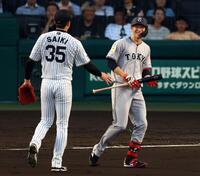 　２回、自打球を受けた戸郷（右）は才木から声を掛けられる（撮影・山口登）