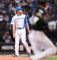 　６回、川瀬（右）に勝ち越しソロを浴び、ぼうぜんとする伊藤（撮影・中島達哉）
