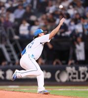 　５回、打者・牧原大の投球時にバランスを崩す伊藤（撮影・中島達哉）