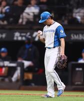 　９回、追加点を許し、うつむく伊藤（撮影・中島達哉）