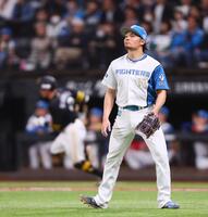 　５回、牧原大（左）に同点適時三塁打を許す伊藤（撮影・中島達哉）