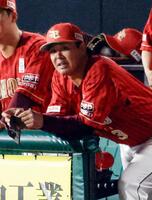 　試合を見守る浅村。連続出場記録が途切れた