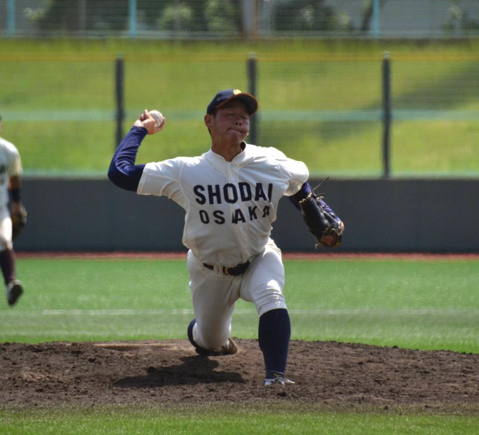 　先発して力投する大商大・鈴木