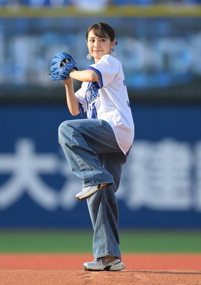 　試合前のセレモニアルピッチに登板したｍｉｗａ（撮影・伊藤笙子）