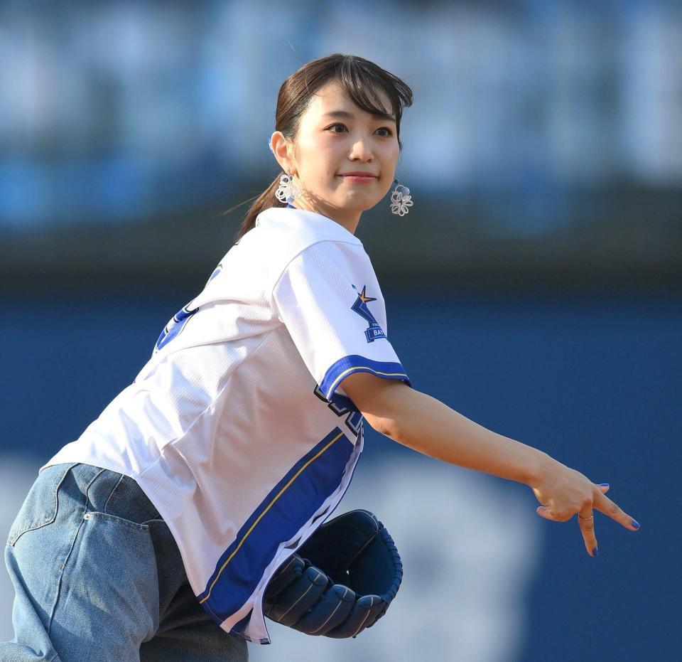 　試合前のセレモニアルピッチに登板したｍｉｗａ（撮影・伊藤笙子）