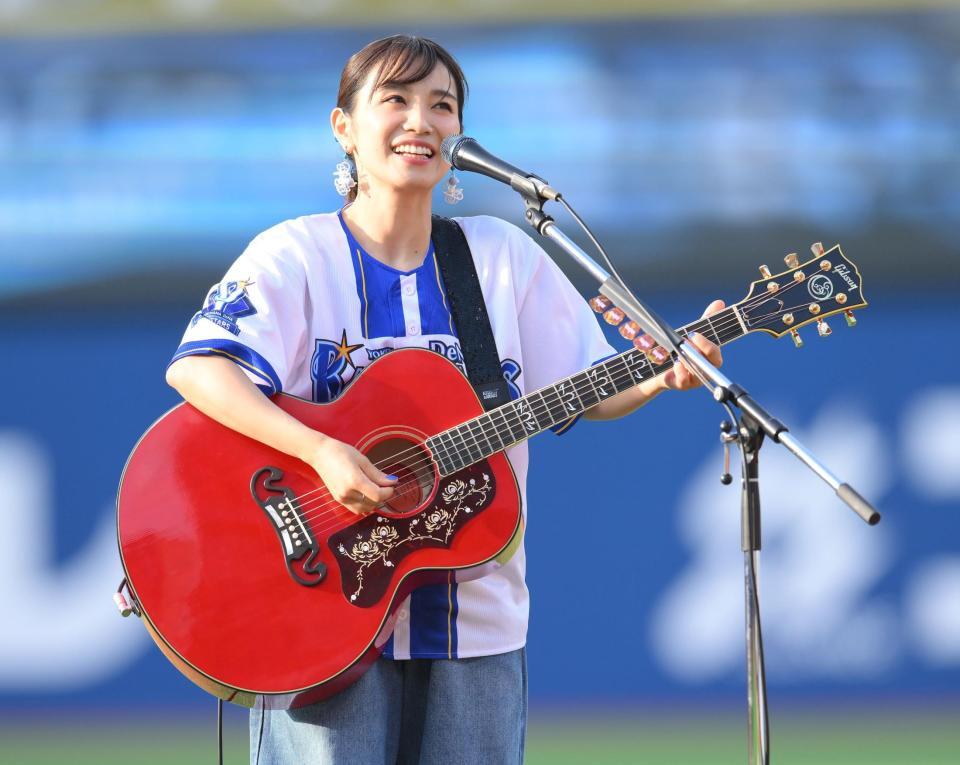 　試合前、「ヒカリへ」を弾き語りで熱唱するｍｉｗａ（撮影・伊藤笙子）