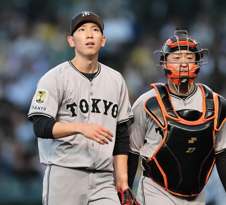 　１回、３点を先制され、ベンチへ戻る戸郷（左）と岸田バッテリー（撮影・田中太一）