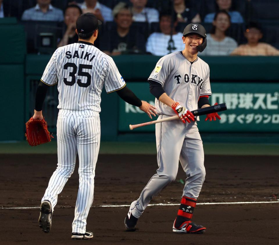 　２回、自打球を受けた戸郷（右）は才木から声を掛けられる（撮影・山口登）