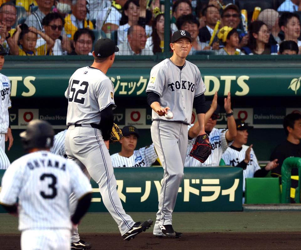 　１回、戸郷は泉口の送球を捕球できず失点を許し顔をしかめる（撮影・山口登）