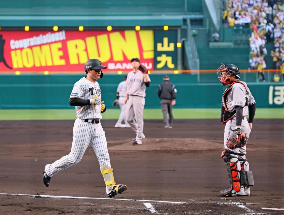 　１回、先制２ランを放って生還する森下。中央奥は投手・戸郷（撮影・立川洋一郎）