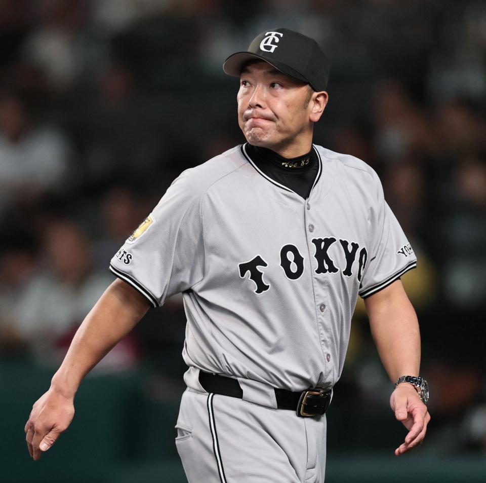 　５回、投手交代を告げベンチへ戻る阿部監督（撮影・田中太一）