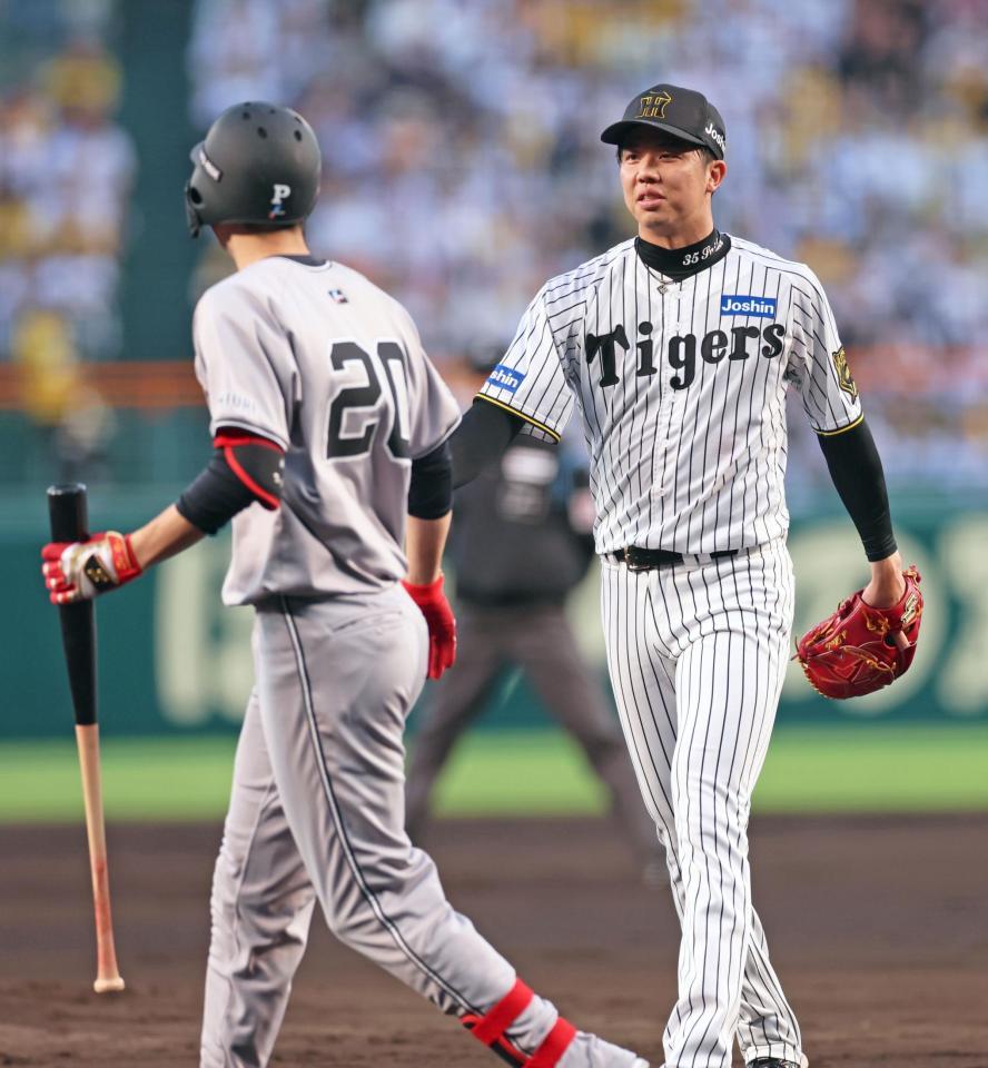 　２回、自打球を当てた戸郷（左）を気遣う才木（撮影・立川洋一郎）