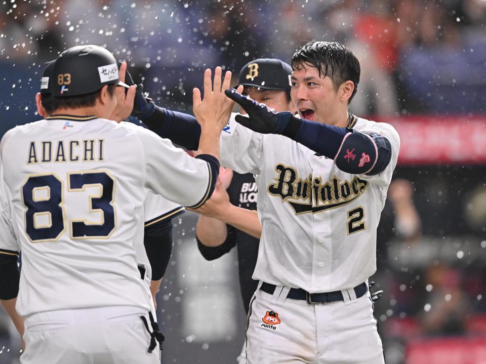 　９回、サヨナラ本塁打を放ち祝福される若月（右）＝撮影・西田忠信