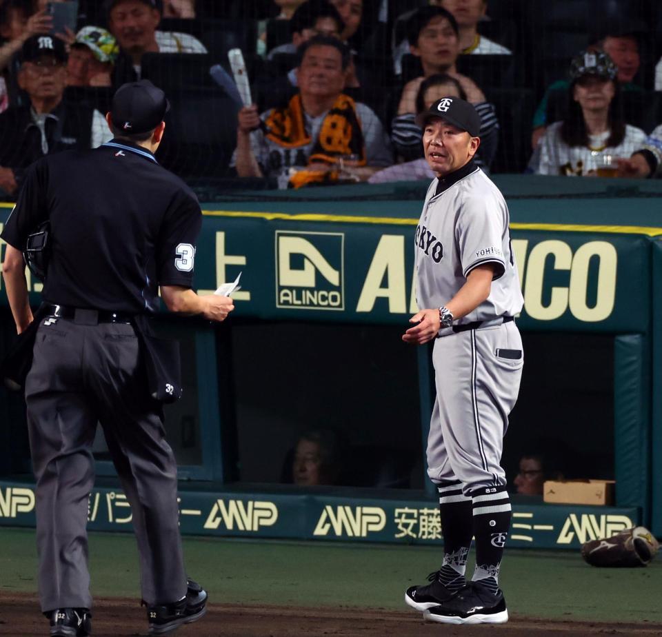 　７回、投手交代を告げる阿部監督（撮影・山口登）