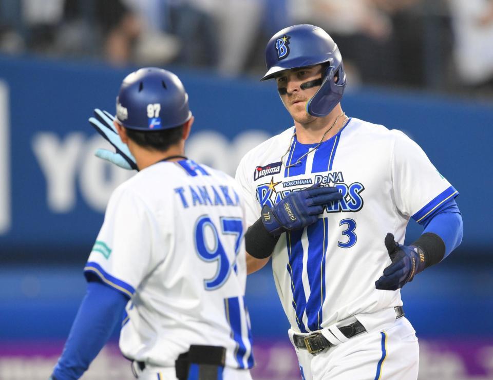 　３回、右越えソロを放ち、生還するオースティン（撮影・伊藤笙子）