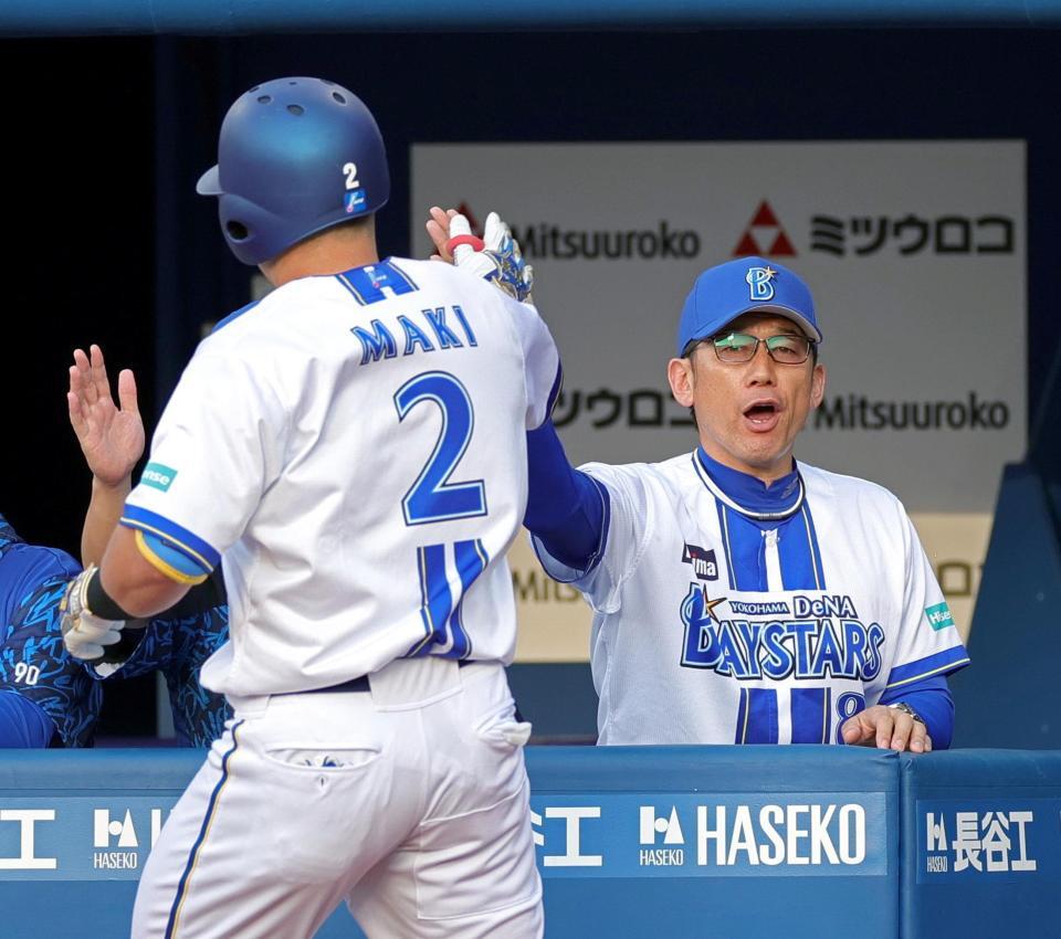 　１回、先制ソロを放った牧（左）を迎える三浦監督