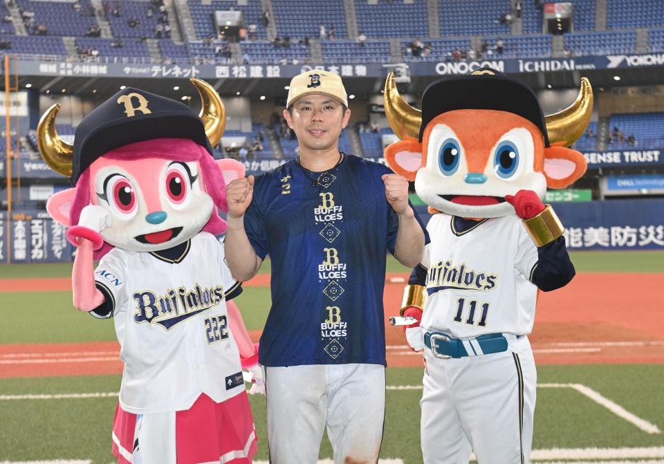 　笑顔でポーズを決める若月（撮影・西田忠信）