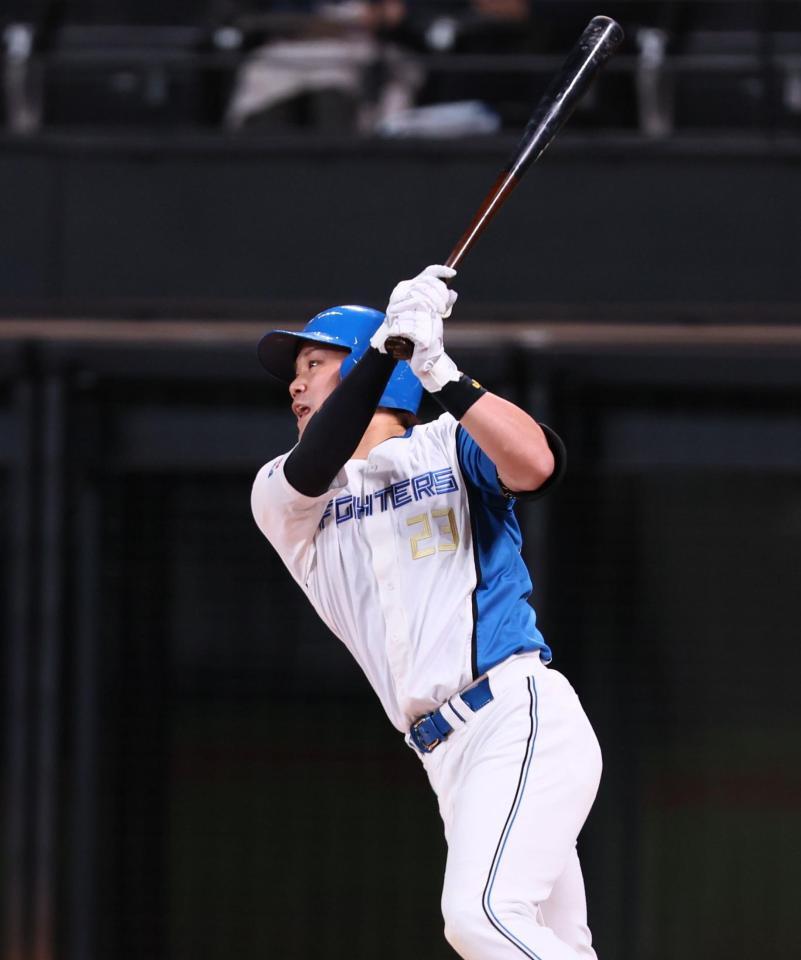 　２回、先制となる２点適時打を放つ伏見（撮影・中島達哉）