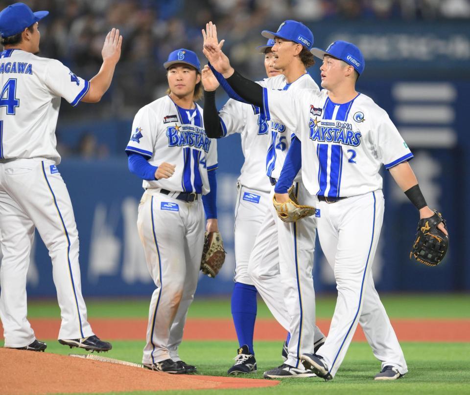 　牧（右）の先制弾を含む１０得点で快勝したＤｅＮＡナイン（撮影・伊藤笙子）