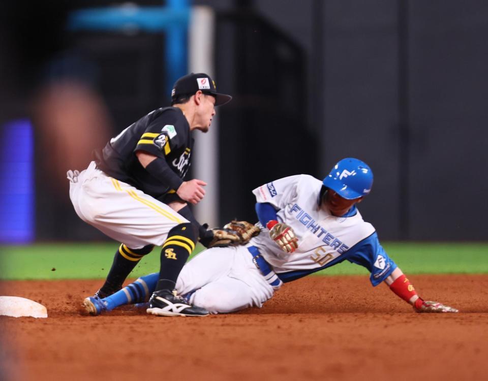 　７回、二塁盗塁アウトになる一走・五十幡（野手・牧原大）＝撮影・中島達哉
