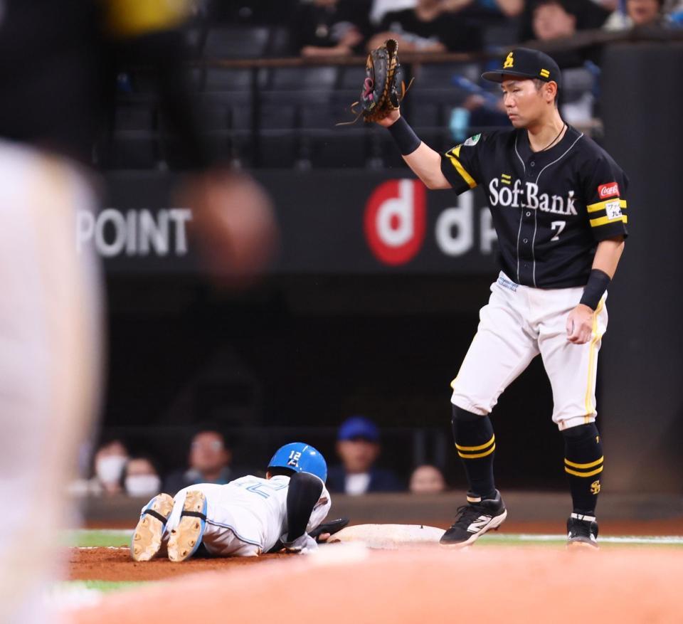 　８回、けん制タッチアウトになる矢沢（野手・中村）＝撮影・中島達哉